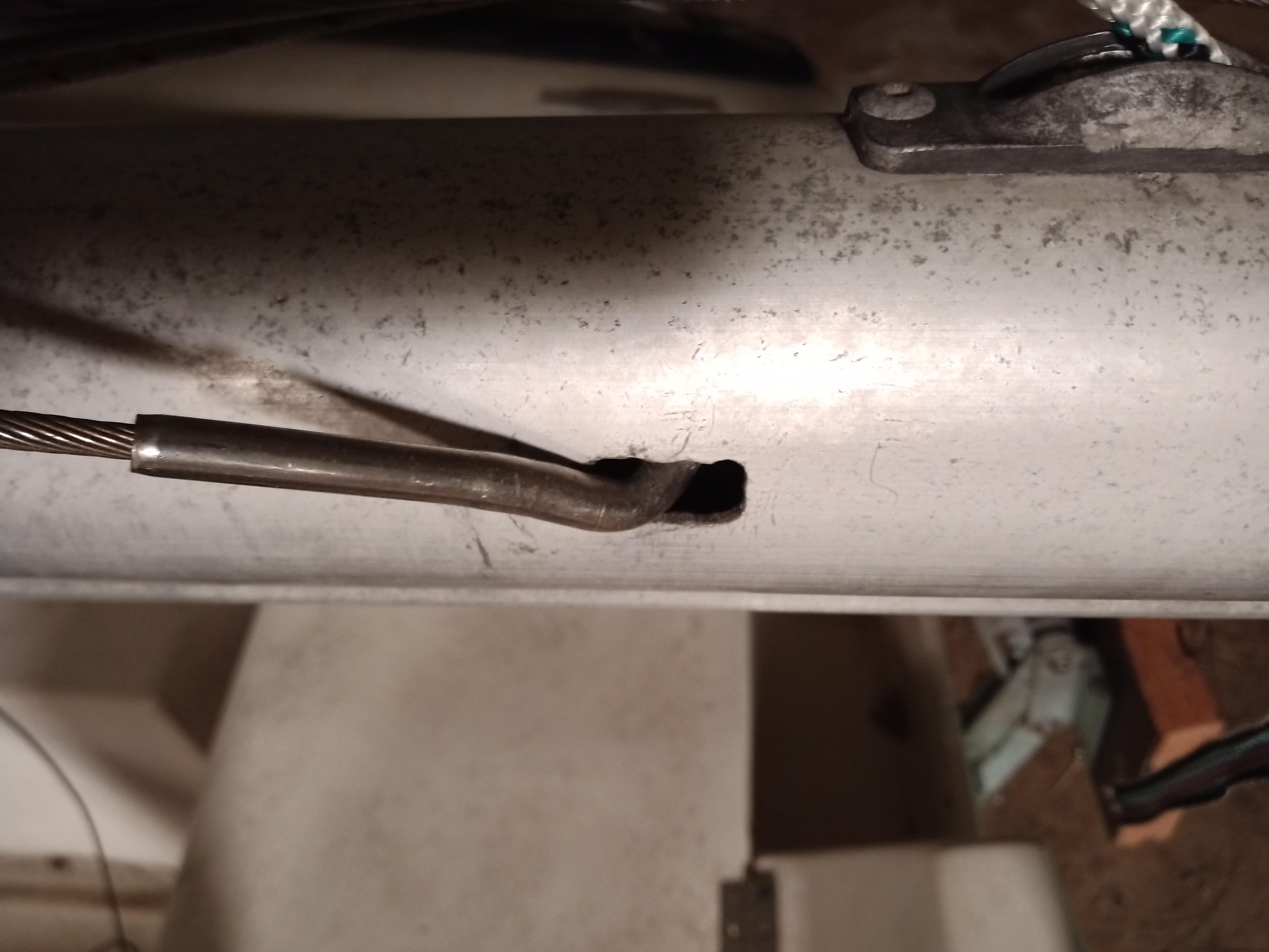 Encoche dans le mât pour le té d'un hauban